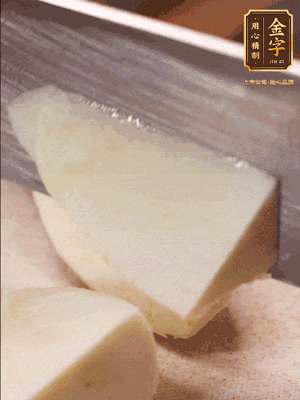 茭白去殼，底部一層老皮刨掉，切成滾刀塊