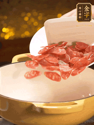 鍋里放油，香腸煸炒出多余的油脂，然后放小米辣