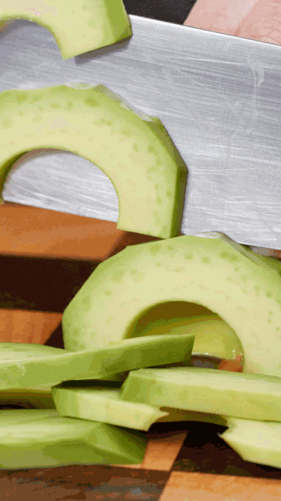 土司表面涂抹橄欖油，烤箱180°烤6 分鐘