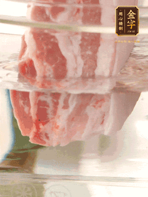 大塊豬五花冷水下鍋，蔥、姜、花雕酒焯水