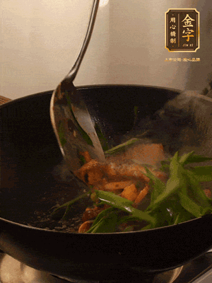 黃豆醬、鹽、糖調(diào)味，淋一圈花雕酒，蒜白先下，蒜葉后下