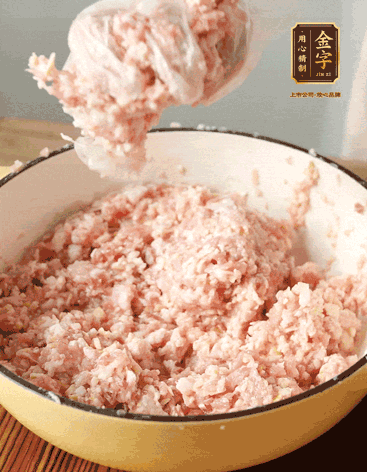 肉丁、咸肉丁、一丟丟鹽、料酒拌勻，反復(fù)摔打上勁。接著加入1兩蔥姜水，反復(fù)拌勻摔打上勁。前后共加3遍。3遍后筍丁，接著反復(fù)摔打上勁。最后加入1個(gè)蛋清、3茶匙生粉拌勻摔打上勁