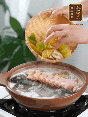 倒開(kāi)水燉煮后轉(zhuǎn)移入砂鍋，淋料酒去腥、加少許鹽調(diào)味，再依次加咸肉、春筍燉煮15分鐘。