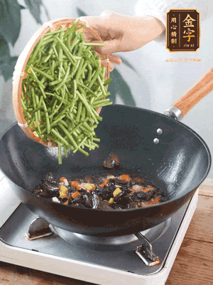 熱油煸香蒜末、姜粒、小米辣，再下臘肉煸炒出香味