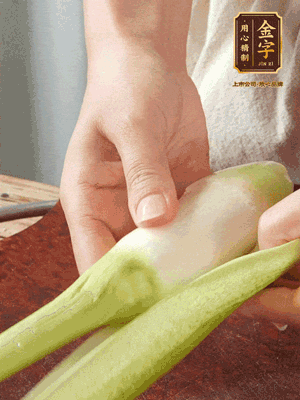 茭白去皮切絲，下鍋稍稍汆燙一下瀝干。