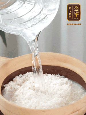 倒入浸泡30分鐘的米，中火煮開(kāi)后轉(zhuǎn)小火。