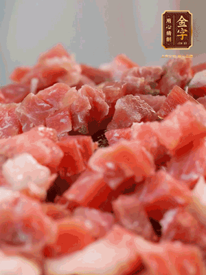 做月餅餡 火腿切成小丁，溫水浸泡5分鐘，上鍋蒸熟15-20分鐘，再將火腿丁、白砂糖、蜂蜜攪拌腌漬2小時
