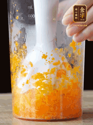 加玉米油、水怡、水揉搓成細膩的面團。松弛半小時后，分成37g一個