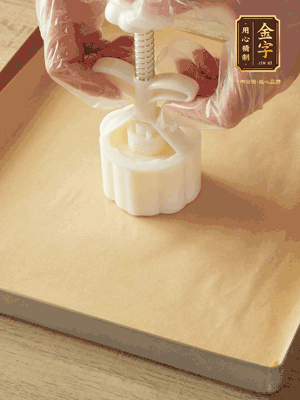 取一個面團，捏扁，中間厚，四周薄?；⒖谕贤疲钡绞湛?，把餅胚放入模具里，壓2-3下