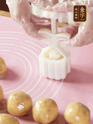 收緊虎口搓圓，裹上一層面粉，放入模具壓一壓