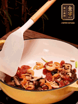 蔥白、干香菇、蝦米、香腸片略微翻炒才出香味，然后倒入料汁（生抽3勺、蠔油2勺、胡椒粉少許）、大米拌勻