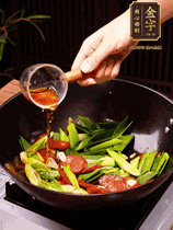 下蒜苗炒軟，沿鍋邊烹入一勺料酒，加醬油、蠔油、白糖調(diào)味炒勻