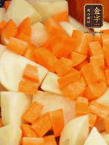 加土豆、胡蘿卜翻炒，隨后加入豆角、1勺鹽、1勺生抽、1勺蠔油、半勺老抽煸炒均勻