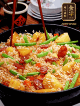 加水，沒過大部分食材。把瀝干水分的米飯均勻地鋪在上面，筷子戳幾個洞