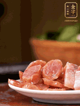 金字咸肉、金字香腸煮熟。咸肉切條、香腸切片備用。