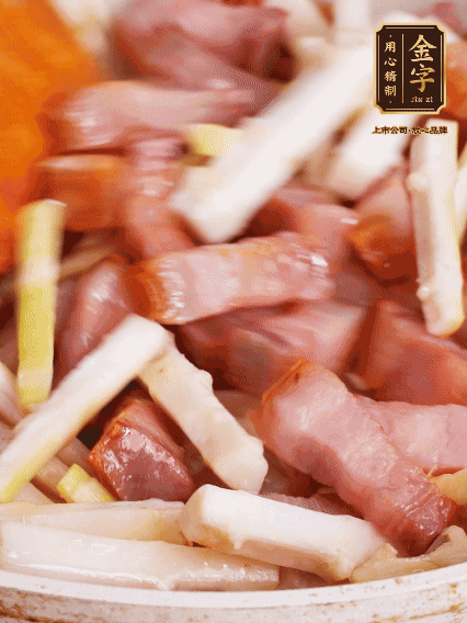 少許油煸香咸肉，下春筍翻炒均勻