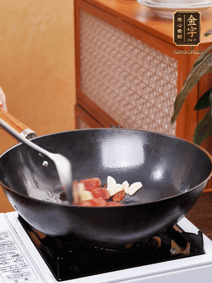 熱油，香腸微微煸出香味，加蒜片、小米辣