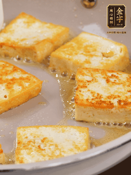 豆腐切片，兩面煎一下備用；春筍切段