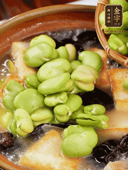 最后可以放豆瓣、木耳煮熟，依照個人口味加點鹽調(diào)味