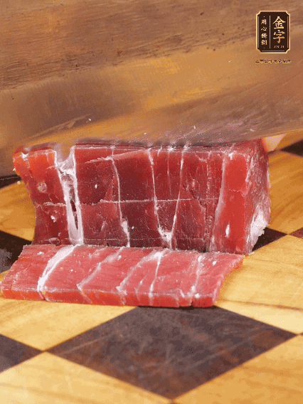 金字飄香火腿塊切片，溫水浸泡5分鐘