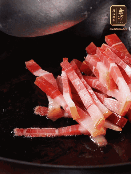 豬油潤鍋，下火腿煸香
