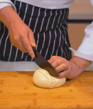 饅頭表面切出1cm左右的網(wǎng)格。