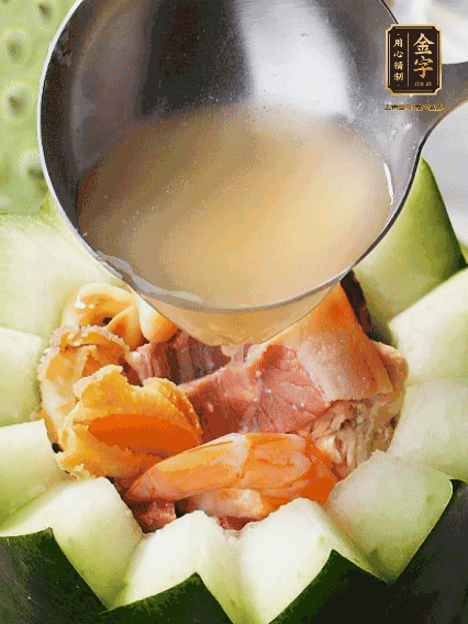 煮好后，盛入冬瓜盅。放入鍋中，可繼續(xù)燉煮，越燉越有味