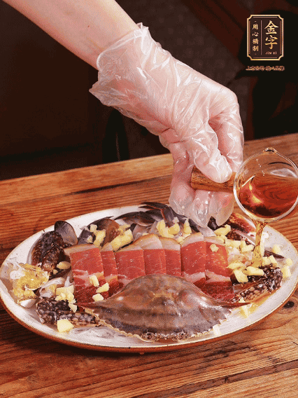 冷水上鍋蒸12分鐘（具體看蟹的大小），最后撒上蔥絲、澆上熱油即可