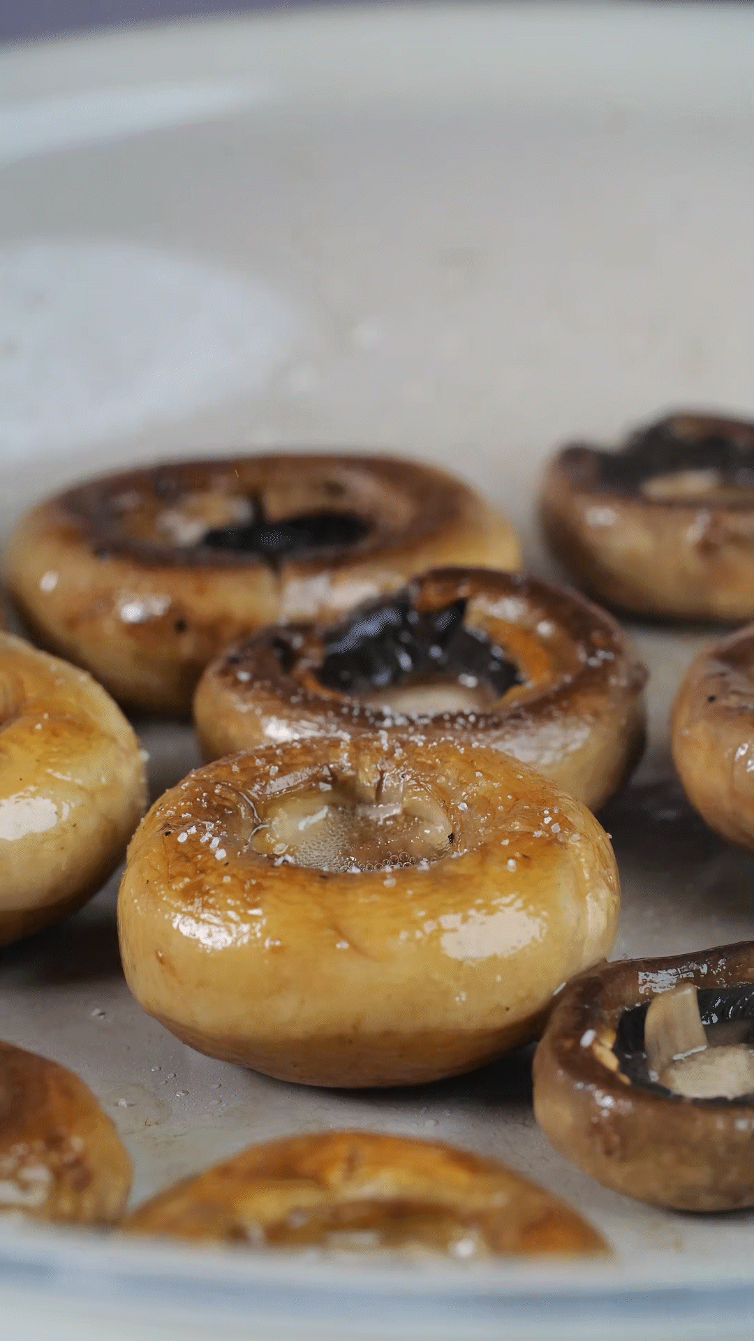 鍋內(nèi)放橄欖油，將口蘑煎至兩面微微焦黃，用黑胡椒海鹽調(diào)味