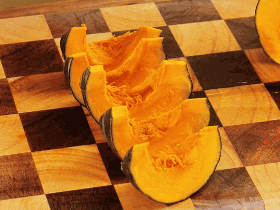 貝貝南瓜去瓤切小塊；干香菇熱水泡發(fā)，切條