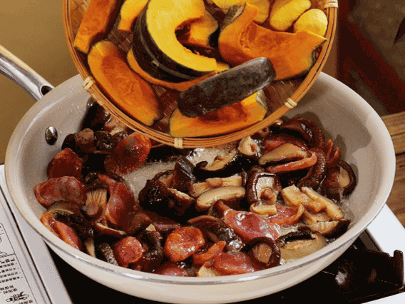 清洗好的大米放入電飯鍋，加裹滿醬汁的食材，再加剛好沒過食材的水，攪拌一下