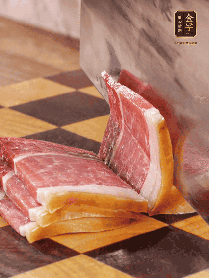 金字火腿切片，溫水浸泡5分鐘；肉皮泡發(fā)，切成小塊。