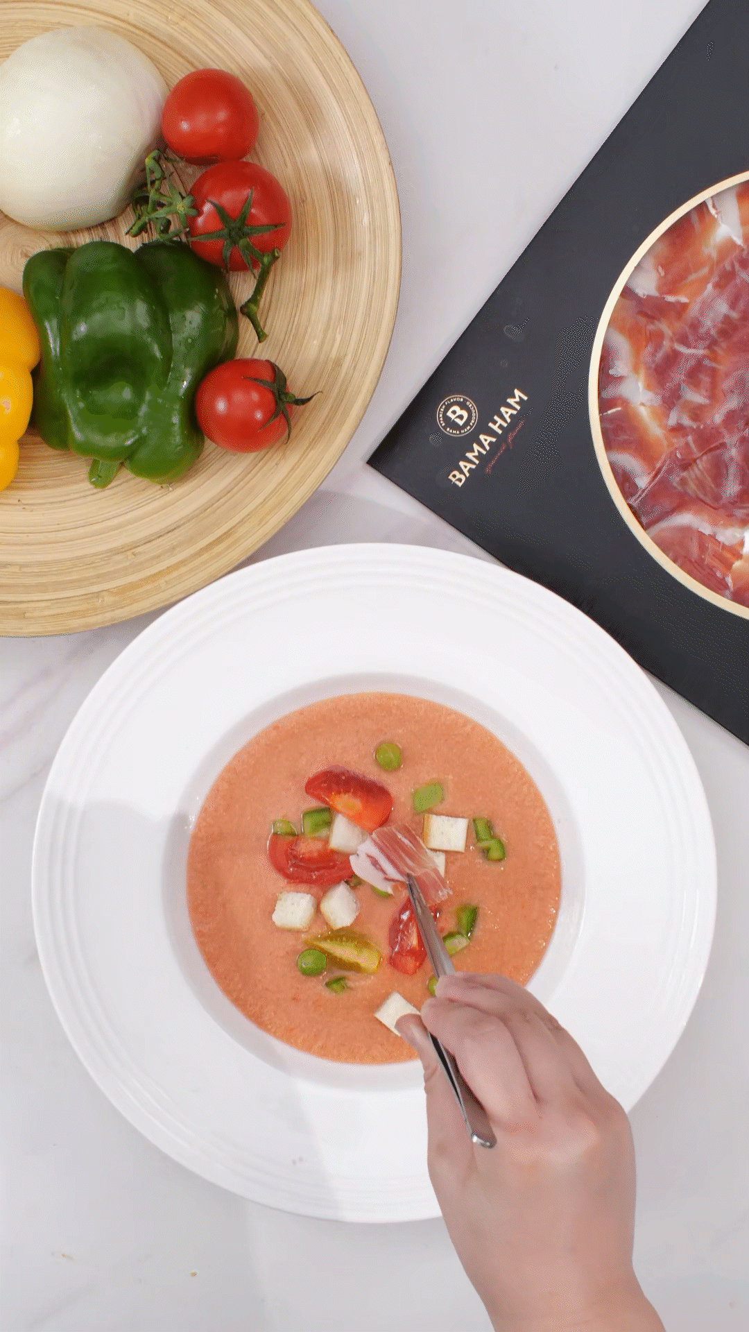 擺盤時(shí)，加入青豆，面包丁，黃瓜丁，烤面包丁，番茄丁