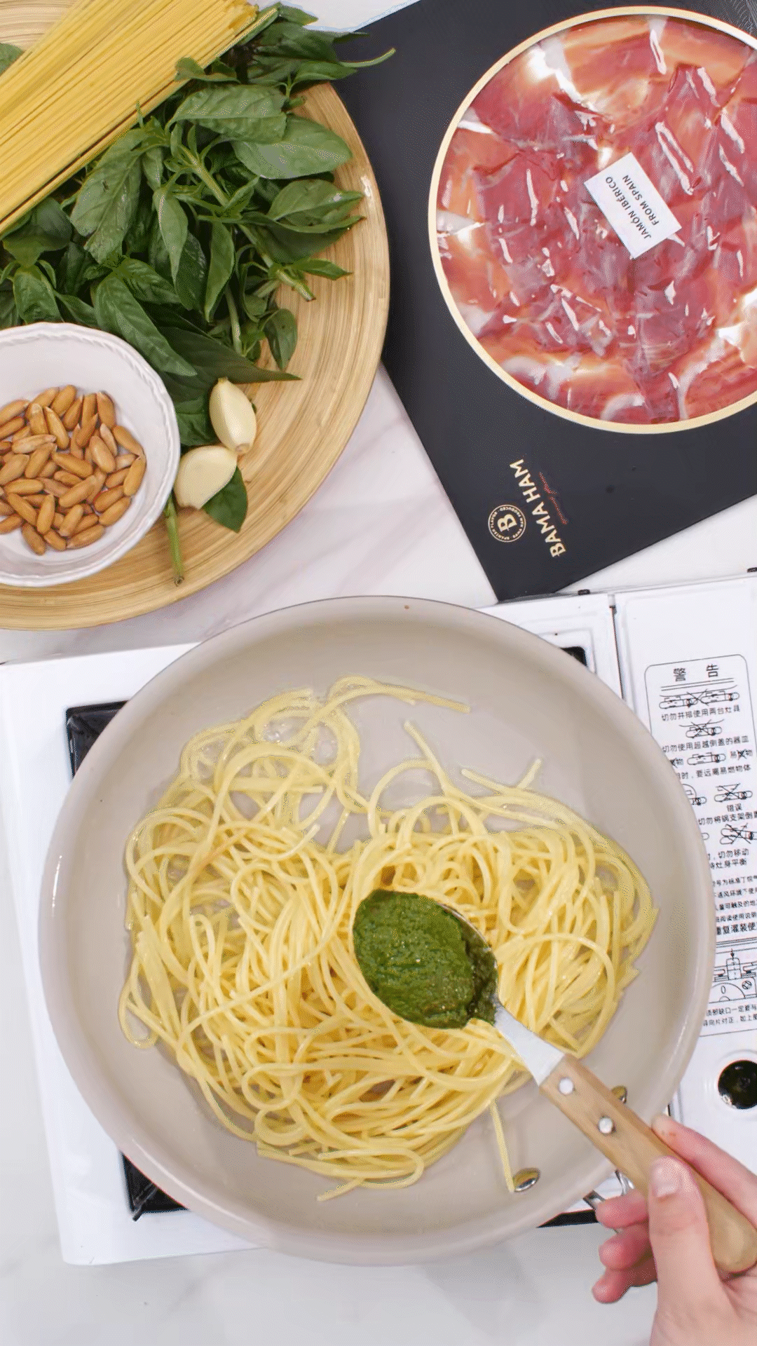 鍋中加入橄欖油，放入意面和青醬攪拌均勻裝盤
