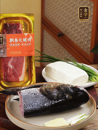 花鰱魚頭處理干凈（刮黑膜、除貼骨血、拔魚牙、剪魚鰭、刮凈魚肉表面雜質(zhì)），從中間劈開成兩半，擦干水分